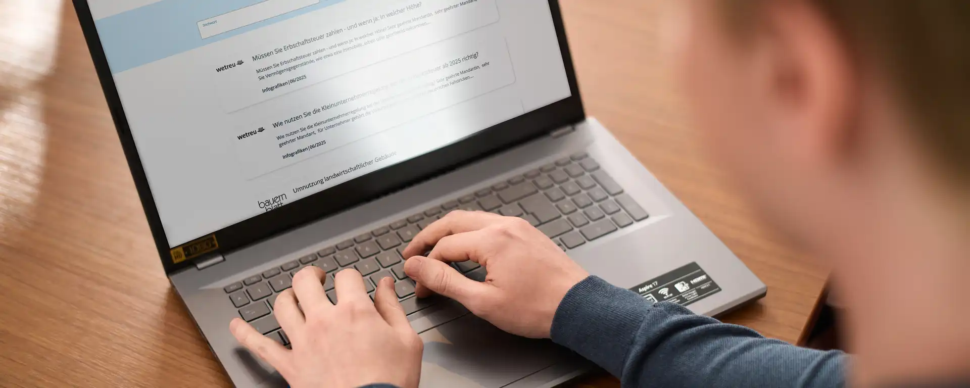 Person tippt auf einem Laptop