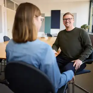 Ein Mann und eine Frau sitzen sich an einem Tisch gegenüber