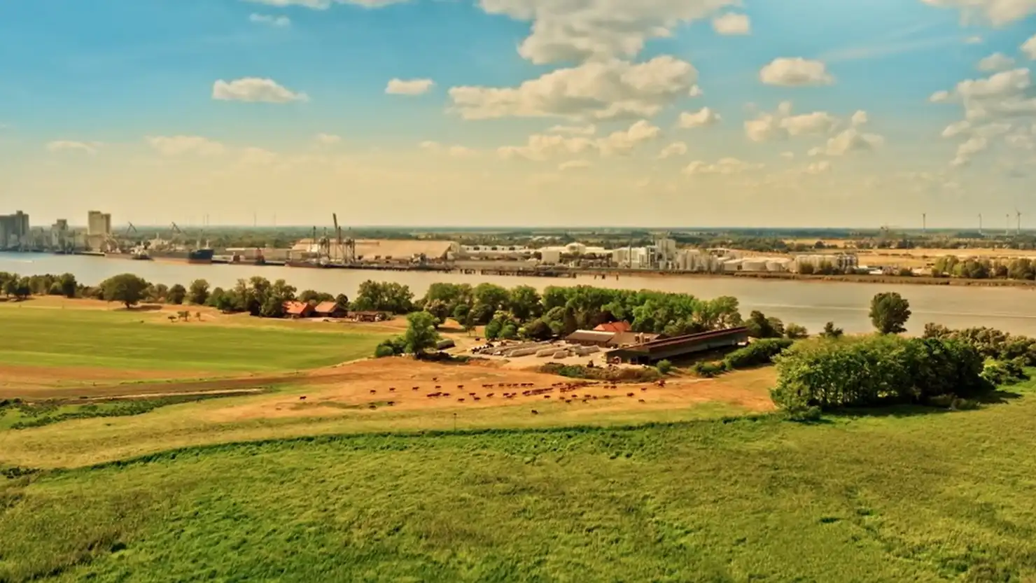 Ein Landschaftbild mit Feldern und einem Fluss