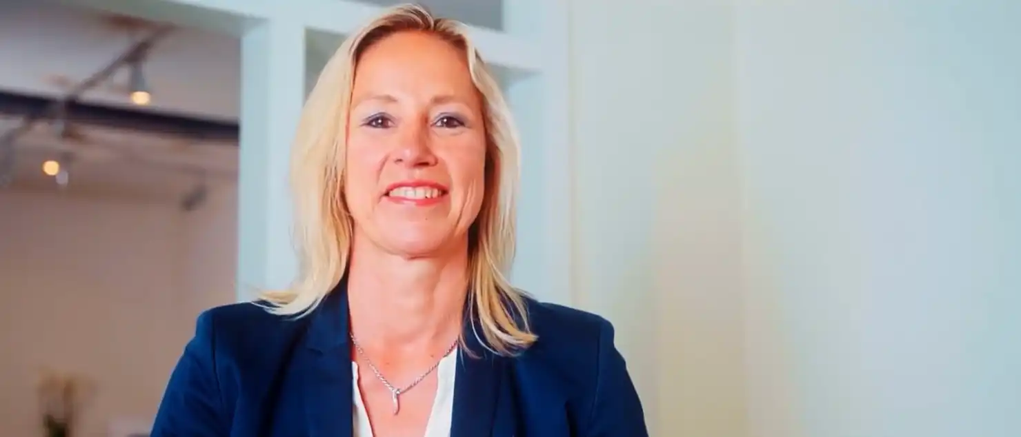 Eine Frau in einer Steuerkanzlei