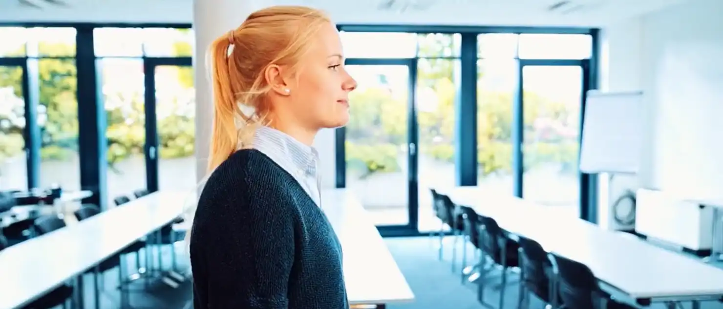 Eine Frau in einem leeren Konferenzraum
